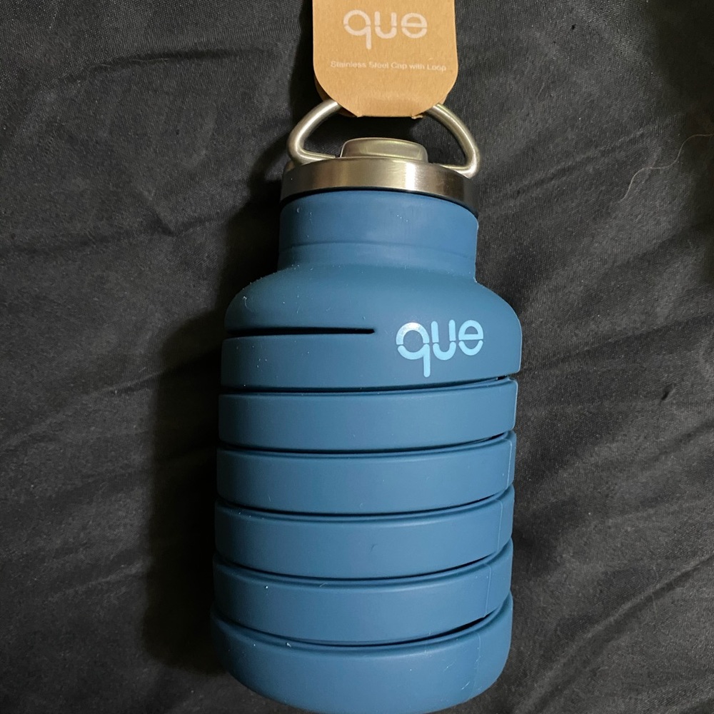NWT Que water bottle